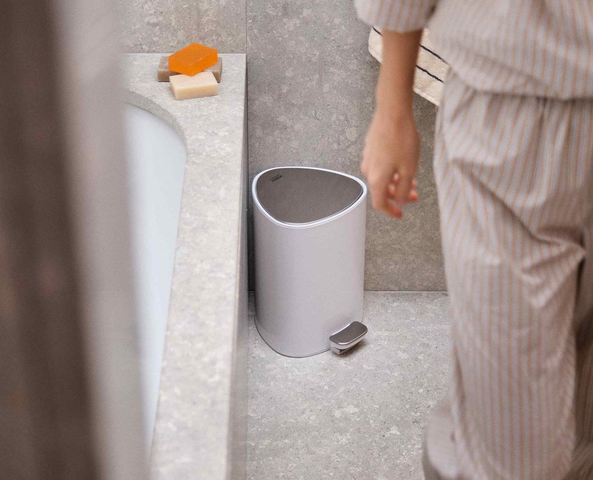 EasyStore™ 5L Gloss White Bathroom Bin Starter Set
